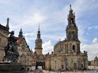 Fototapeta na wymiar Dresden (Deutschland, Sachsen) – Blick auf die Altstadt mit Kathedrale