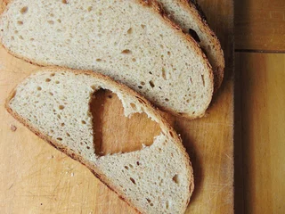 Tragetasche Brot mit Herz aus der Scheibe geschnitten © melih2810