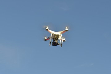 Drone récréatif en vol en fin de journée