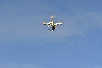 Drone récréatif en vol en fin de journée