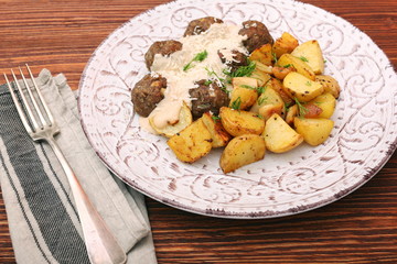 Beef meatballs with potatoes and creamy gravy