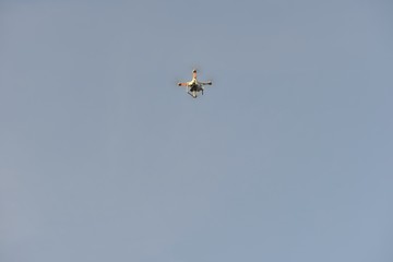Drone récréatif en vol en fin de journée