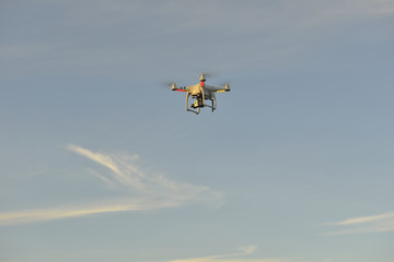 Fototapeta na wymiar Drone récréatif en vol en fin de journée