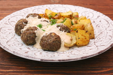 Beef meatballs with potatoes and creamy gravy