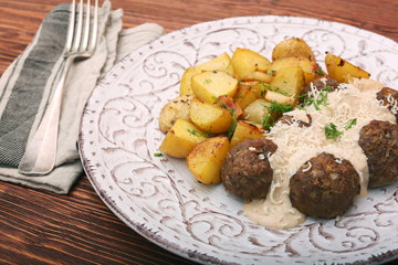Beef meatballs with potatoes and creamy gravy