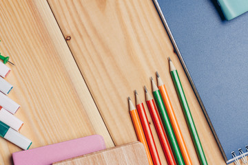Obraz premium Color pencils on a wooden table and colored markers