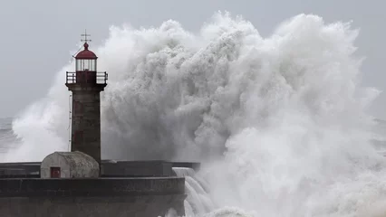 Papier Peint photo Orage 10 mètres de grosses vagues au-dessus du phare &quot Felgueiras&quot  à Porto, au Portugal, à gauche