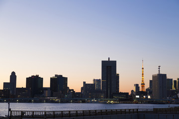 Fototapeta na wymiar 東京都市風景　晴海から望む　東京タワーとビル群　夕暮れ　日没