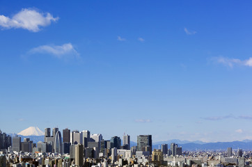 富士山と新宿高層ビル街　快晴　青空　大空　コピースペース