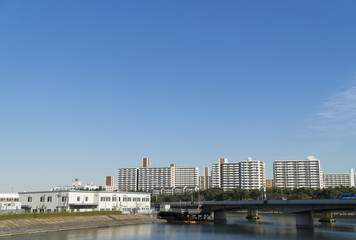 Obraz premium 東京都市風景 鮫洲 品川区 大井 再開発エリア 運河 団地 快晴 青空