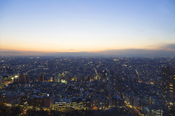 Fototapeta na wymiar 新宿から望む　眼下に広がる　西方面の街並　トワイライト　ワイド　八王子　相模原まで望む