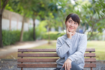 Obraz premium Happy woman thinking at park