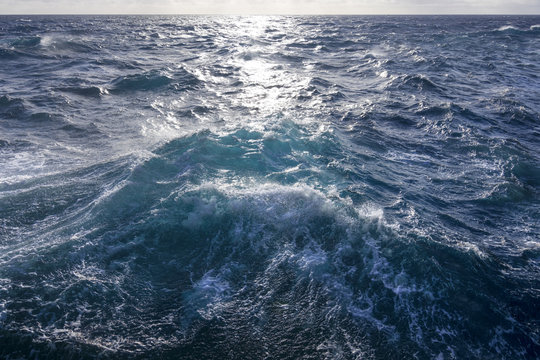 Fototapeta Rough turbulent ocean under reflective sun