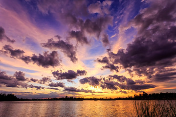 Obraz premium dramatic sunset sky on the river