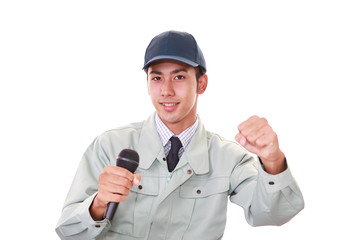 プレゼンする宅配便の男性
