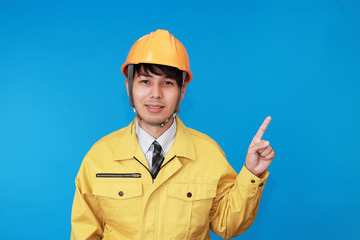 指示する笑顔の男性
