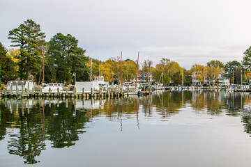 Fototapeta premium Autumn Color the Chesapeake Bay Shore and Harbor in St Michaels