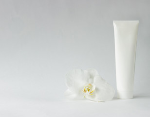 тюбик крема с орхидеей