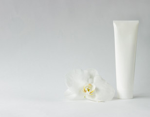 тюбик крема с орхидеей