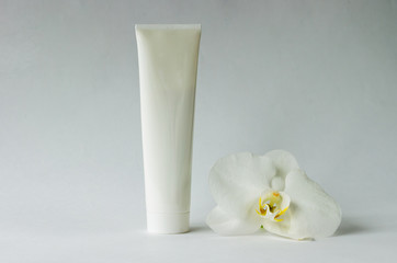 Obraz na płótnie Canvas тюбик крема с орхидеей