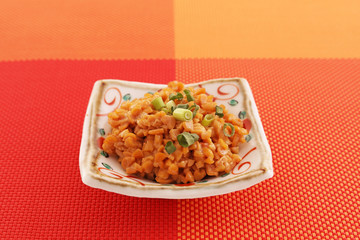 小皿に入れた納豆
