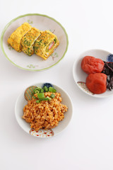 日本伝統料理の梅干しと納豆
