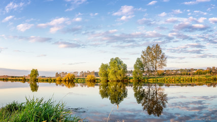 летний пейзаж на берегу реки с отражением деревьев в воде, Россия, Урал, 