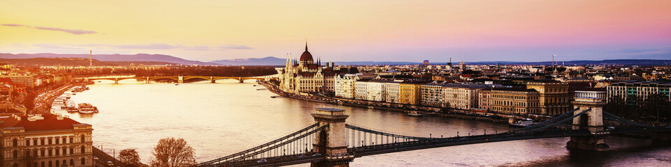 Naklejka na ściany i meble Budapest, Hungary. Chain bridge and Parliament building