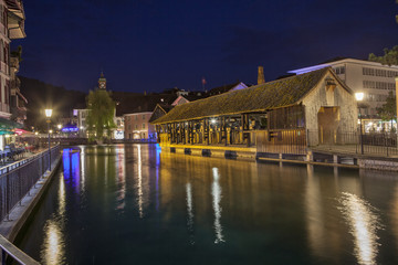 Thon in Svizzera ponte coperto di notte 