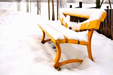 zepsuta ławka przykryta śniegiem