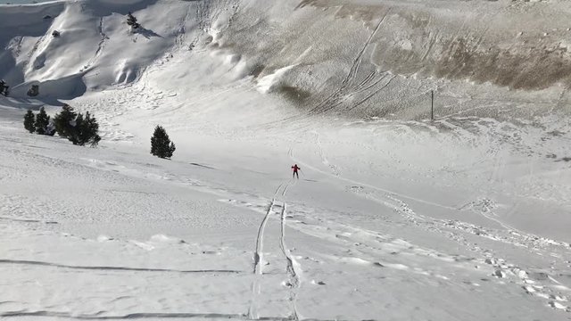 genç kayakçı & kayak takımları ile zirveden iniş