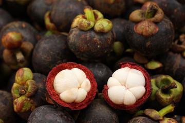 Cross section of mangosteen showing white flesh of the fruits.