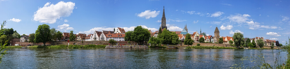 Fototapeta na wymiar Panorama von Ulm im Sommer