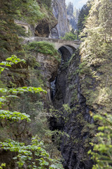 Via Mala in Svizzera con cascaat e ponte