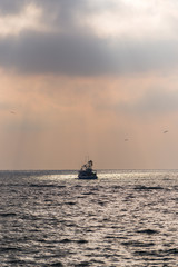 Łódź rybacka na morzu