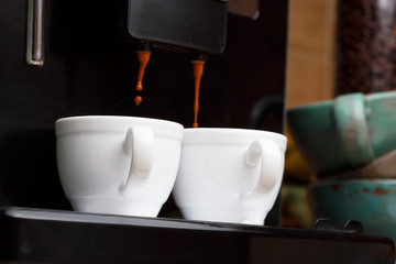 Coffee machine makes espresso