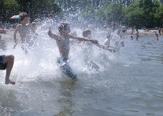 FreizeitaktivitÃ¤ten am  Alberssee. Kinder springen ins Wasser...