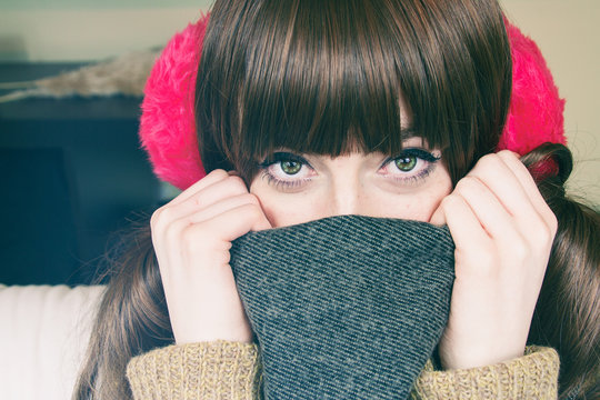 Preciosa chica joven con ojos verdes y tapada con una bufanda