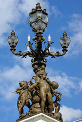 Fototapeta na wymiar Statues d'enfants au pont Alexandre III à Paris, France