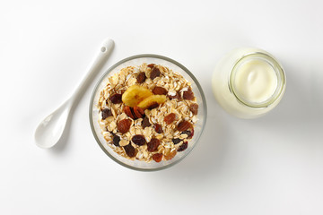 oat flakes with raisins and white yogurt