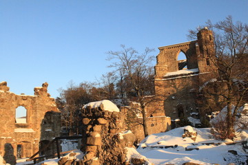 Burg- und Klosterruine auf dem Berg Oybin im Winterkleid