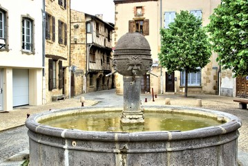 Fototapeta na wymiar Brunnen in Vic le Comte, Vulkanauvergne