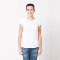Obraz premium T-shirt design and people concept - close up of young woman in blank white t-shirt. Clean shirt mock up for design