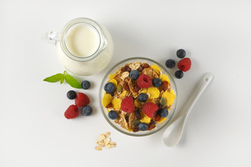 breakfast cereals with berry fruit and milk