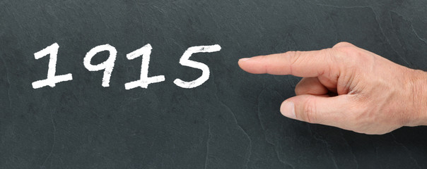 1915 à la craie et montrer du doigt sur ardoise