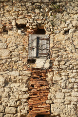 vieux mur et fenêtre
