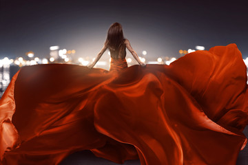 Frau mit rotem Abendkleid mit langer Schleppe