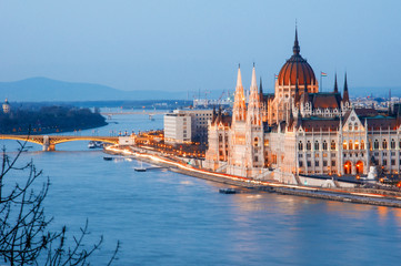 Fototapeta premium Budapest Parliament At Dusk
