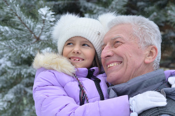 Obraz premium grandfather with granddaughter smiling