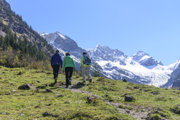 Fototapeta premium im Frühling unterwegs beim Wandern in den Oberstdorfer Bergen